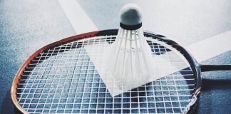 Utrustning till badminton kan köpas billigt på nätet!