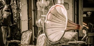 Därför skaffar fler och fler en musiktjänst till mobilen Är musik en viktig del av din vardag och något du vill ha med dig var du än är? Älskar du att lyssna på gamla godingar som piggar upp på väg till jobbet? Gillar du att upptäcka nya och spännande artister eller få snabb tillgång till det senaste från dina favoriter? insert image - https://pixabay.com/photos/flea-market-gramophone-music-1262036/ Idag finns det massor av alternativ för dig som vill lyssna på musik via mobilen och allt fler väljer att prenumerera på en streamingtjänst. Anledningarna till detta är många. Via apparna får du större tillgång till musik än någonsin förr och det är lättare att upptäcka ny musik. Du kan också dela låtarna du älskar med dina vänner eller ta del av deras favoriter genom ett par snabba tryck på skärmen. På samma sätt som spel och bettingvärlden har flyttat online och in i din telefon de senaste årtiondena har musiken också gjort det. Precis som du kan spela Poker, Roulette eller på odds från de populäraste sporterna eller slotmaskiner hos William Hill Casino direkt i luren bär folk med sig sina musikappar (Spotify, Amazon etc) överallt. Tonvis med alternativ Populärast och överlägset mest kända är Spotify som lett utvecklingen på marknaden sedan starten 2006. Det svenska företaget erbjuder exakt det som gjort att folk strömmat till onlinetjänsterna de senaste åren. Utbudet av musik är stort och spellistorna rankas högt. De har även många poddar för lyssnare som föredrar det. Mindre kända är Amazon Musik Unlimited som är bra för dig som snabbt vill ha information om låten du lyssnar på. Med sin X-ray tjänst kan du direkt få information om personerna som skapat låten du lyssnar på. Det finns gott om andra alternativ också. Apple Music, Tidal och Youtube Music slåss också om användare och alla har egna saker att erbjuda lyssnaren. Utbud och tillgänglighet avgör Den största orsaken till att folk väljer att prenumerera på en av tjänsterna ovan är tillgängligheten. Med streaming av musik får lyssnarna tillgång till ett nästan oräkneligt antal artister och låtar som de kan ta med sig var som helst. Ju större bibliotek en tjänst har, ju större antal användare som registrerar sig för den. De flesta erbjuder även möjligheter för dig som drömmer om att bli artist att ladda upp din egen musik och sprida den till hela världen. Några utav världens just nu mest spelade musiker började genom att ladda upp sin musik till en streamingplattform från sitt garage eller sovrum. De lyckades sedan nå dit de är helt utan hjälp från pressen eller radiospelningar som var så viktiga förr. Nya upplevelser och det sociala är också viktigt En annan av huvudanledningarna till att folk vänder sig till streamingtjänsterna är att de alltid jobbar i det tysta för att förbättra din upplevelse med ny och fräsch musik. Dom olika plattformarna använder sig av algoritmer som lär känna dig och din musiksmak. Detta leder till en upplevelse som är personligt utformad för användaren. De kan också hjälpa dig hitta musik som de tror att du kommer uppskatta baserat på tidigare lyssningar. Det finns även en tydlig social sida till att använda dess tjänster. Det är enkelt att skapa sin egen detaljerade spellista med nya eller gamla favoriter. Dessa kan du sedan dela med dina närmaste vänner eller hela världen. Du kan följa andra användare för att få tips om nya artister eller bara njuta av deras senaste mix. Folk strömmar till streamingtjänsterna. Tillgängligheten och tillgången lockar prenumeranter som aldrig förr och möjligheterna att dela din musikupplevelse med vänner och andra användare drar fler och fler. Att det är så enkelt att hitta ny bra musik är en annan stor orsak till att dessa tjänster kunnat konkurrera ut de traditionella sätten att lyssna. Allt detta kombinerat med enkelheten att ha med sig sin musik i telefonen, vart du än går, gör att allt fler skaffar sig en streamingtjänst.