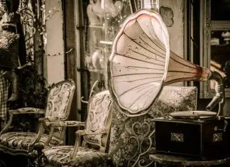 Därför skaffar fler och fler en musiktjänst till mobilen Är musik en viktig del av din vardag och något du vill ha med dig var du än är? Älskar du att lyssna på gamla godingar som piggar upp på väg till jobbet? Gillar du att upptäcka nya och spännande artister eller få snabb tillgång till det senaste från dina favoriter? insert image - https://pixabay.com/photos/flea-market-gramophone-music-1262036/ Idag finns det massor av alternativ för dig som vill lyssna på musik via mobilen och allt fler väljer att prenumerera på en streamingtjänst. Anledningarna till detta är många. Via apparna får du större tillgång till musik än någonsin förr och det är lättare att upptäcka ny musik. Du kan också dela låtarna du älskar med dina vänner eller ta del av deras favoriter genom ett par snabba tryck på skärmen. På samma sätt som spel och bettingvärlden har flyttat online och in i din telefon de senaste årtiondena har musiken också gjort det. Precis som du kan spela Poker, Roulette eller på odds från de populäraste sporterna eller slotmaskiner hos William Hill Casino direkt i luren bär folk med sig sina musikappar (Spotify, Amazon etc) överallt. Tonvis med alternativ Populärast och överlägset mest kända är Spotify som lett utvecklingen på marknaden sedan starten 2006. Det svenska företaget erbjuder exakt det som gjort att folk strömmat till onlinetjänsterna de senaste åren. Utbudet av musik är stort och spellistorna rankas högt. De har även många poddar för lyssnare som föredrar det. Mindre kända är Amazon Musik Unlimited som är bra för dig som snabbt vill ha information om låten du lyssnar på. Med sin X-ray tjänst kan du direkt få information om personerna som skapat låten du lyssnar på. Det finns gott om andra alternativ också. Apple Music, Tidal och Youtube Music slåss också om användare och alla har egna saker att erbjuda lyssnaren. Utbud och tillgänglighet avgör Den största orsaken till att folk väljer att prenumerera på en av tjänsterna ovan är tillgängligheten. Med streaming av musik får lyssnarna tillgång till ett nästan oräkneligt antal artister och låtar som de kan ta med sig var som helst. Ju större bibliotek en tjänst har, ju större antal användare som registrerar sig för den. De flesta erbjuder även möjligheter för dig som drömmer om att bli artist att ladda upp din egen musik och sprida den till hela världen. Några utav världens just nu mest spelade musiker började genom att ladda upp sin musik till en streamingplattform från sitt garage eller sovrum. De lyckades sedan nå dit de är helt utan hjälp från pressen eller radiospelningar som var så viktiga förr. Nya upplevelser och det sociala är också viktigt En annan av huvudanledningarna till att folk vänder sig till streamingtjänsterna är att de alltid jobbar i det tysta för att förbättra din upplevelse med ny och fräsch musik. Dom olika plattformarna använder sig av algoritmer som lär känna dig och din musiksmak. Detta leder till en upplevelse som är personligt utformad för användaren. De kan också hjälpa dig hitta musik som de tror att du kommer uppskatta baserat på tidigare lyssningar. Det finns även en tydlig social sida till att använda dess tjänster. Det är enkelt att skapa sin egen detaljerade spellista med nya eller gamla favoriter. Dessa kan du sedan dela med dina närmaste vänner eller hela världen. Du kan följa andra användare för att få tips om nya artister eller bara njuta av deras senaste mix. Folk strömmar till streamingtjänsterna. Tillgängligheten och tillgången lockar prenumeranter som aldrig förr och möjligheterna att dela din musikupplevelse med vänner och andra användare drar fler och fler. Att det är så enkelt att hitta ny bra musik är en annan stor orsak till att dessa tjänster kunnat konkurrera ut de traditionella sätten att lyssna. Allt detta kombinerat med enkelheten att ha med sig sin musik i telefonen, vart du än går, gör att allt fler skaffar sig en streamingtjänst.