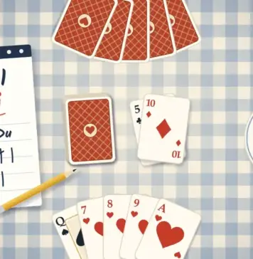 Bästa kortspelen för två personer – klassiker och regler Illustration ovanifrån av ett blårutigt köksbord med ett pågående kortparti för två, där motståndarens kort ligger med baksidan upp överst, en kortlek och en uppvänd rutertia ligger i mitten och en hand med hjärterkort syns nederst, bredvid ett anteckningsblock med texten ”Kortspel för två” och poängstreck för ”Jag” och ”Du”, två kaffekoppar och ett fat med kanelbullar.