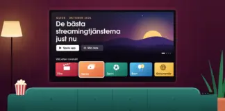 De bästa streamingtjänsterna just nu Illustration av ett vardagsrum sett bakom en turkos soffa, där en väggmonterad tv mot en vinröd vägg visar en streamingmeny med rubriken ”De bästa streamingtjänsterna just nu” och rutor för Film, Serier, Sport, Barn och Dokumentär, med en popcornbägare, en golvlampa och en växt runt omkring.