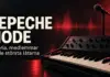 Synthesizer och mikrofon i röd belysning mot mörk bakgrund med texten Depeche Mode – historia, medlemmar och de största låtarna.