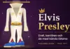Elvis Presley – livet, karriären och de mest kända låtarna Illustration av en vit scendräkt med guldnitar och bälte som hänger på en galge i strålkastarljus, med ett par blå mockaskor nedanför, bredvid en guldkrona och texten ”Elvis Presley – Livet, karriären och de mest kända låtarna”.