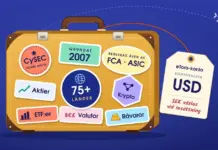 Illustration av en senapsgul resväska mot en koboltblå bakgrund, täckt av klistermärken med CySEC, FCA · ASIC, Grundat 2007, 75+ länder, Aktier, ETF:er, Krypto, Valutor och Råvaror, med en bagagebricka märkt ”eToro-konto – Kontovaluta USD – SEK växlas vid insättning”.