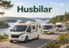 Husbilar: populära märken, typer och vad du bör veta Fyra olika typer av husbilar på en slingrande väg vid en skogskantad sjö med rubriken Husbilar ovanför.