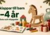 Julklappstips för barn 2–4 år med gunghäst, byggklossar, bilderbok, kritor, hoppboll och inslagna paket i en julig miljö.