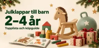 Julklappstips för barn 2–4 år med gunghäst, byggklossar, bilderbok, kritor, hoppboll och inslagna paket i en julig miljö.