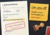 Lån utan UC – så fungerar det, regler och vad du bör veta Illustration av en låneansökan på ett mörkt skrivbord där rutan för UC är tom och rutan för annat kreditupplysningsföretag är ikryssad, med en röd stämpel ”Kreditprövning genomförd”, en gul lapp med texten ”Lån utan UC betyder annan kreditupplysning – inte ingen!” samt en penna, en trästämpel och en stämpeldyna.