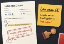 Illustration av en låneansökan på ett mörkt skrivbord där rutan för UC är tom och rutan för annat kreditupplysningsföretag är ikryssad, med en röd stämpel ”Kreditprövning genomförd”, en gul lapp med texten ”Lån utan UC betyder annan kreditupplysning – inte ingen!” samt en penna, en trästämpel och en stämpeldyna.