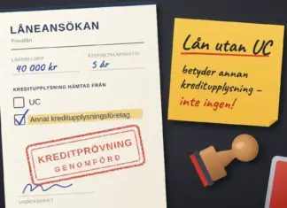 Lån utan UC – så fungerar det, regler och vad du bör veta Illustration av en låneansökan på ett mörkt skrivbord där rutan för UC är tom och rutan för annat kreditupplysningsföretag är ikryssad, med en röd stämpel ”Kreditprövning genomförd”, en gul lapp med texten ”Lån utan UC betyder annan kreditupplysning – inte ingen!” samt en penna, en trästämpel och en stämpeldyna.