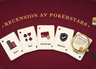 Illustration av ett vinrött pokerbord med rubriken ”Recension av PokerStars” i en guldbåge ovanför fem solfjäderformade spelkort märkta ”Ägare”, ”Spel”, ”Betalningar”, ”Säkerhet” och ”Licens”, där ett förstoringsglas granskar ett certifikat med texten ”Svensk licens”, bredvid marker och en spelmark märkt ”18+”.