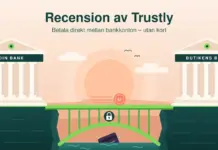 Recension av Trustly Illustration av två klassiska bankbyggnader märkta ”Din bank” och ”Butikens bank” på var sin klippa, förbundna av en limegrön bro med ett hänglås där ett kronmynt rullar över, medan ett betalkort sjunker i floden under och rubriken lyder ”Recension av Trustly”.