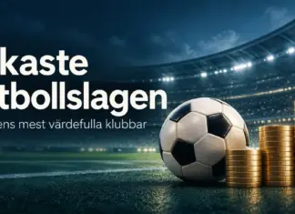 Rikaste fotbollslagen – världens mest värdefulla klubbar En fotboll och tre staplar med guldmynt på en upplyst fotbollsarena med texten ”Rikaste fotbollslagen – Världens mest värdefulla klubbar”.