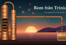 Rom från Trinidad: historia, destillerier och kända romer Illustration av en kopparfärgad kolonnpanna med uppskuren insyn i destillationsbottnarna, vars långa rör leder fram till ett glas mörk rom med is vid solnedgången över Trinidads kust, med röda ibisar i flykt, sockerrör i förgrunden och texten ”Rom från Trinidad – kolonndestillerad melassrom”.