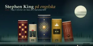 Stephen King på engelska – topp 5 böcker att läsa på originalspråket Illustration av fem numrerade böcker som står som husfasader i en dimmig småstad under fullmånen, med upplysta hotellfönster, en ensam väg, en gyllene talisman, en dagvattenbrunn med lysande ögon och klösmärken på bokryggarna, en pappersbåt som driver längs gatan och texten ”Stephen King på engelska – Topp 5 böcker att läsa på originalspråket”.