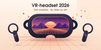 VR-headset 2026 – fem modeller att känna till och hur du väljer rätt Illustration av ett VR-headset vars visir visar en digital värld med solnedgång, berg i lågpolygonstil och ett lysande rutnät som flödar ut över golvet, omgivet av två handkontroller och flytande färgglada fragment under texten ”VR-headset 2026 – Fem modeller · Så väljer du rätt”.