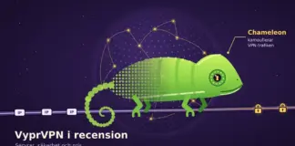 VyprVPN i recension – servrar, säkerhet och pris Illustration av en limegrön kameleont med ett nyckelhål i ögat som klättrar på en nätverkskabel framför en prickig jordglob med lysande serverpunkter, där kroppen löses upp i pixlar medan datapaket märkta ”IP” blir till gula hänglås, med texten ”Chameleon kamouflerar VPN-trafiken” och ”VyprVPN i recension – Servrar, säkerhet och pris”.